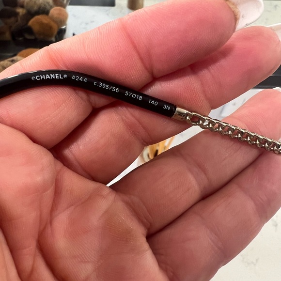 CHANEL
Metal Square Removable Chain
Sunglasses 4244 grey - Picture 10 of 15